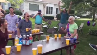 【ほっこり】100歳の誕生日を迎えたおばあちゃんがピンポン玉ゲームで見事一発命中！