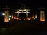 ほのかな行灯のともる境内で幻想的な秋の夜を・・・府中の神社で「秋季祭・くり祭」開催