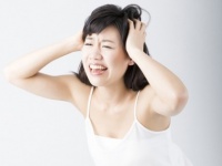 黒すぎてイヤァァ!!　女子が「胸」で一番悩んでいること