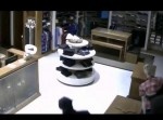 一瞬のうちにお店が“カラ”に！　巧みな窃盗団の姿をカメラがとらえた！