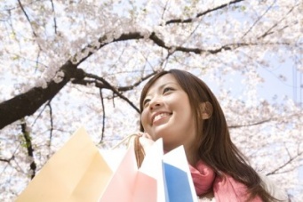【男女のちがい】やっぱり1位は〇〇〇！　女子が花見に持参したら、女子力が高いと思うものは？