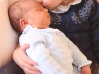 とってもキュート！英シャーロット王女が新王子の額にキス