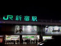 新宿駅南口（Dennis Wongさん撮影、Flickrより）