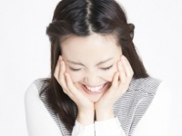 お前、顔赤いぞ？　好感が持てる女性の「恥じらい」6つ