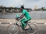 超人かよ！　ボールを頭に乗せたまま自転車で100kmを走破した男