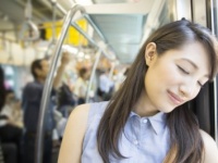 電車の中で女性の○○な姿に目のやり場に困ったエピソード・5選