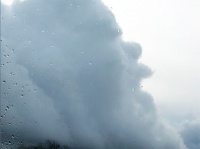 巨大なサンタクロースがやってきた！イギリスの上空にサンタそっくりの雲を発見。希望の光が見えてきた