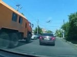 トラックのタイヤが派手にパンクする衝撃的瞬間。 隣の車も被害に…