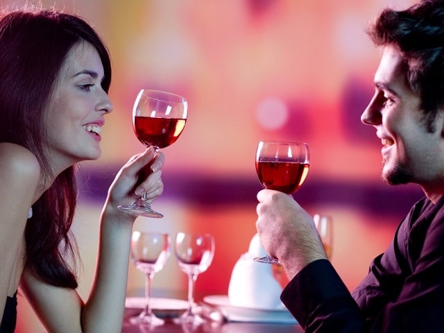 お酒を飲むカップル