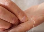 時短ライフハック！　針の穴に糸を通す時の裏ワザとは？