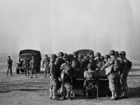 戦場にいる兵士のために空から届けられた特別仕様の戦場ピアノ（アメリカ）
