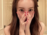 ともちん、服着てる!?　際どい肌見せショットに「びっくりした！」「着てないのかと」「可愛すぎて無理」と絶賛の声
