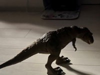 息子がオモチャを放置して寝てしまい...　親が目撃した光景に13万人大興奮「ジュラシックパークの新作？」