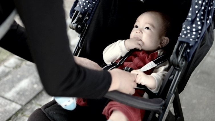 「慣れないベビーカーで外出した雨の日。抱っこをせがんでグズる赤ちゃんに、見知らぬ老人が...」（鳥取県・30代女性）