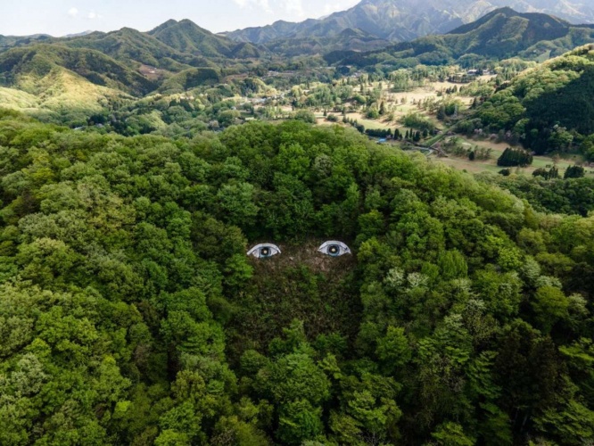 山の中に、目！？（画像提供はえぬびい＠enuenuenubiさん）