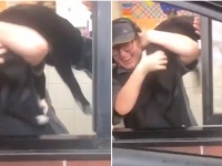 マクドナルドのドライブスルーで、車の窓を開けたら犬が店内に侵入しようと、店員に飛びついた！