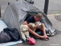 犬の純真が人を救う。ホームレス男性に駆け寄り全身で愛情を示す犬