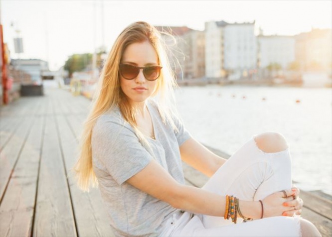 Lifestyle portrait of a young attractive woman outdoors