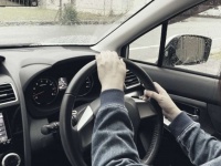 車から女性が降りてきて...（画像はイメージ）