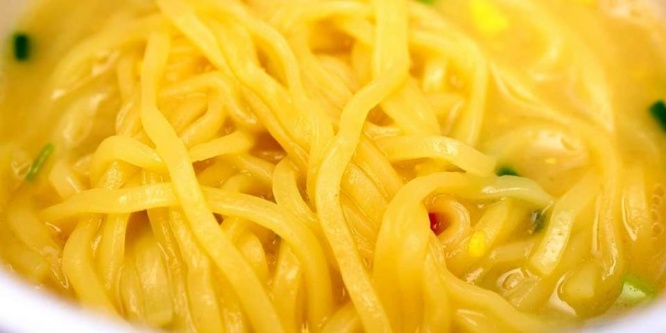 スープと一体感のある低加水ノンフライ麺