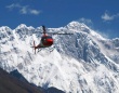 エベレストの空が騒がしい、現在ヘリコプターやドローンが大量に飛び回っている