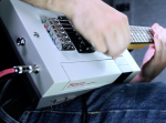 海外版ファミコンが『ギター』に！スーパーマリオのBGM演奏がカッコイイ…。