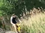 BMXでカッコ良く川に跳ぶはずが…　散々な結果に。