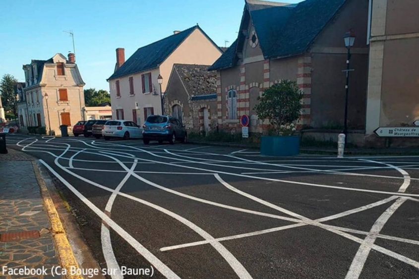 迷路かな？スピード違反防止のための白線車線が紛らわしすぎた