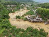 九州北部豪雨により北川が氾濫し被災した朝倉市杷木志波（2017年7月7日）（国土地理院企画部防災推進室撮影、Wikimedia Commonsより）