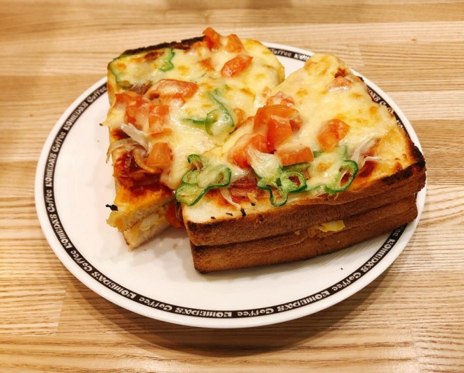 「たっぷりたまごのピザトースト」