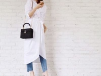 いつものデニムに飽きたら、ロング丈の白シャツと合わせて鮮度UP　＃東京365日コーデ