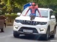 インドのスパイダーマン、車のボンネットで移動中に逮捕される