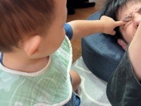 「マイブーム：ボタンぽちぽち」の1歳児が押しちゃったモノに11万人絶叫　「いとも容易く行われるえげつない行為過ぎる」