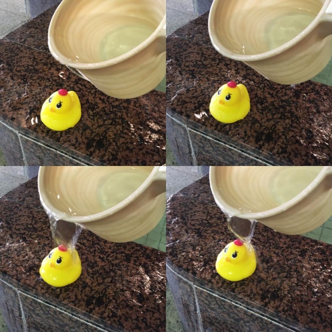 サウナで汗をかいたら、かけ湯で一度汗を流してね