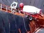 避けられない運命！　重力の力でミキサー車が…