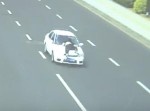 衝撃映像！　暴走車を逃すまいとボンネットにしがみついた警官の運命は！？