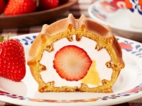 季節のまるごといちごロール