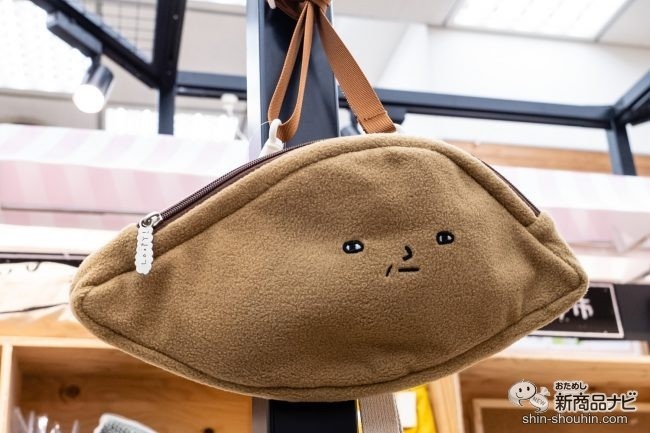 柱に吊り下げられた「LOOPY」のさつまいもバッグ