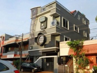 カメラが好きすぎてカメラ型の家を建てた男性、3人の息子の名前は全部カメラのブランド名（インド）