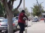 【ドッキリ】路上に落ちているホバーボードを手にしたら、思わぬ事態に！