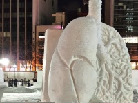「ハイ・クオリティ」な雪像が、さっぽろ雪まつりで異彩を放つ！　なぜ肺を？制作者に直撃しました