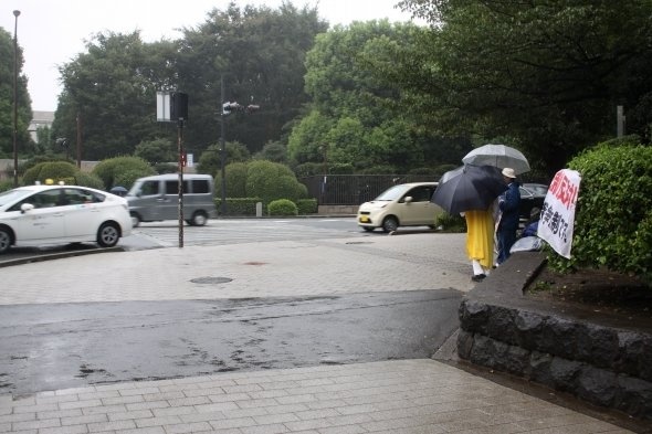 少ないながらも、抗議に立つ人はいた