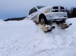 どんな雪道でもガンガン走れる“自動車用キャタピラ”が威力抜群！