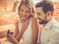 婚約指輪っていつつける？　タイミングとマナーをプロが解説