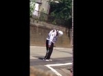 まじかよ！？　路上で立ったまま眠っているおじさんが…
