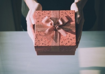 【心理テスト】職場の男性上司の誕生日に何を贈る？　「あなたのあざとさ度」