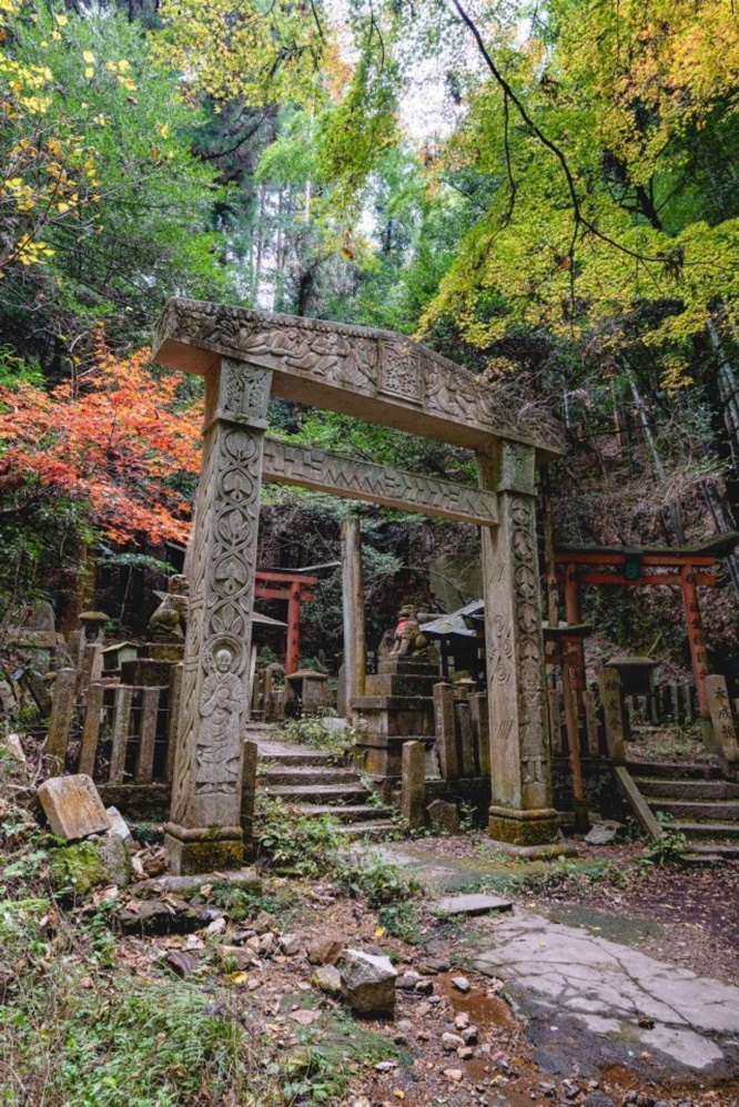 大岩神社の鳥居(写真はSaho.eth@urbex_34さんのツイートより)