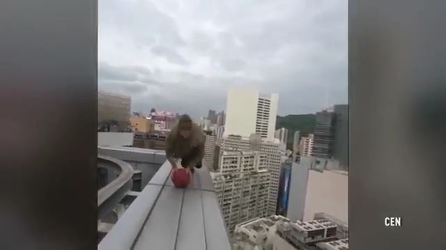 高層ビルの上でバク転