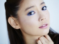 強めの目元で大人の魅力をアピール！　スモーキーな「秋色クールメイク」