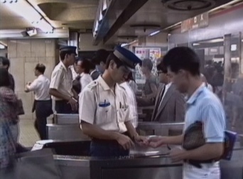 今や東京では見ることのない有人改札（サクソンさん撮影）